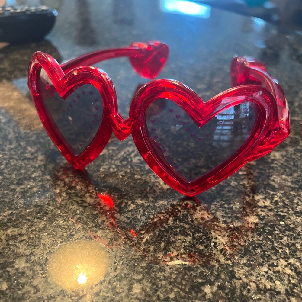 Super cool flashing Heart glasses. Can be for any occasion. Love it 😍